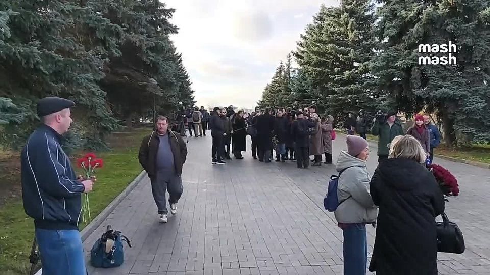 Прощание и похороны телеведущего Юрия Николаева проходят на Троекуровском кладбище в Москве