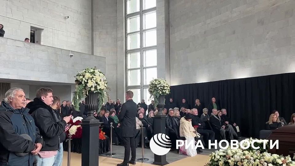 Церемония прощания с телеведущим Юрием Николаевым началась в Москве в Большом траурном зале Троекуровского кладбища