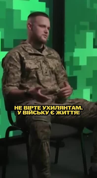 Дурачок с прищепками на бровях на видео говорит, что в армии есть жизнь, главное — это не зацикливаться, что ты солдат