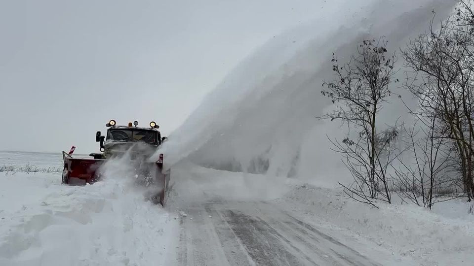 Дорожники Крыма продолжают бороться со снежными переметами на трассах