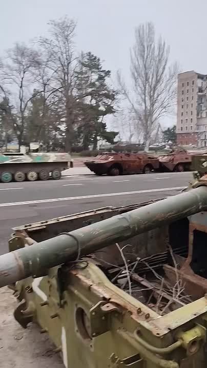 В районе разрушенного здания администрации Николаевской области образовалась стихийная выставка уничтоженной бронетехники обеих сторон