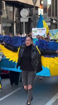 Заграница нам поможет. Согласно старовынному украинскому поверью, любоff до неньки тем больше, чем дальше ты от неё находишся.(Канада не даст соврать)