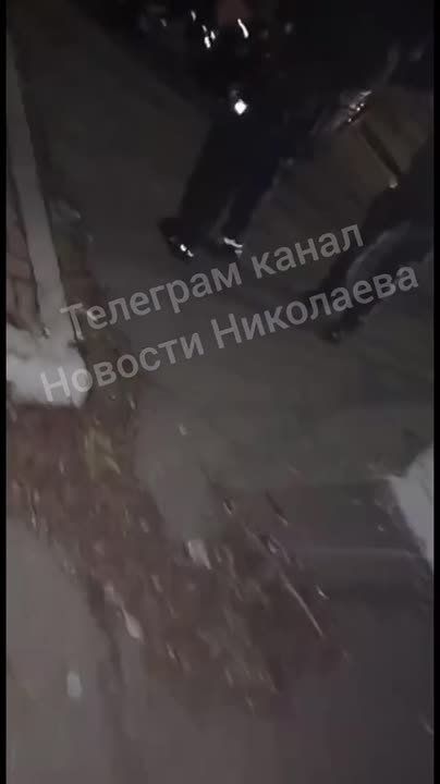 Кадры первых минут после взрыва на АЗС в Николаеве, где собралась толпа полицаев