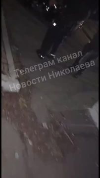 Кадры первых минут после взрыва на АЗС в Николаеве, где собралась толпа полицаев