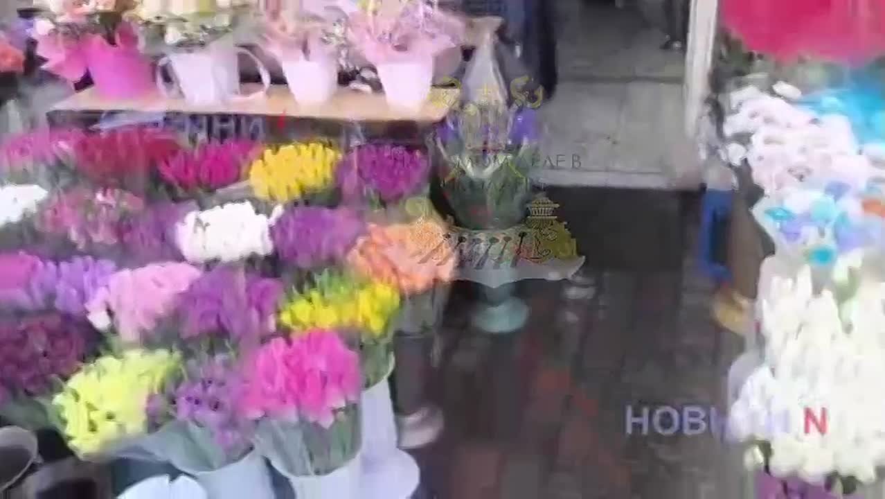 Дарите женщинам цветы. Сегодня Николаевские рынки превратились в море цветов! Пёстрое и ароматное, оно радовало глаз и поднимало настроение! Цены правда немного «кусались», ведь в среднем букет стоил 1,5-3 тыс гривен