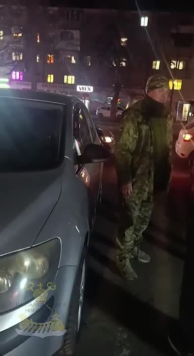 Побратимы пообщались. Осторожно, мужчина не трезвый! Вояка ВСУ учит своих коллег, бандерлогов тцкшных, как себя вести надо и как разговаривать