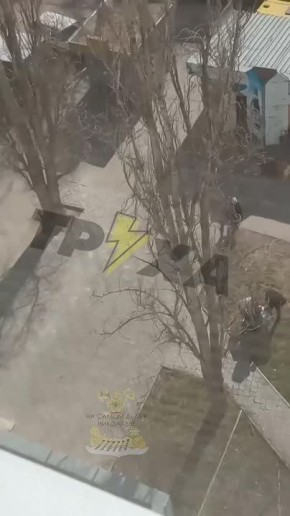 И снова ТЦК в Николаеве.. В одном из дворов на Намыве, возле АТБ на женщину напали ТЦК. Как сообщают очевидцы, пара вступила в конфликт, и женщина стала просить о помощи, когда на нее напали. Мужчине удалось убежать