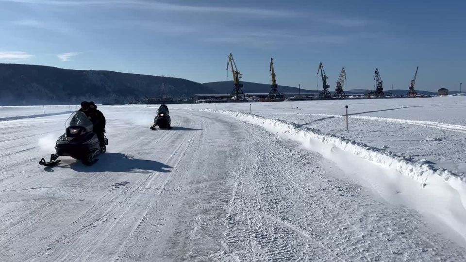 #наслужбе. В заснеженных просторах Николаевска-на-Амуре, Якутии и других уголках Дальнего Востока снегоходы становятся незаменимыми помощниками для сотрудников правопорядка