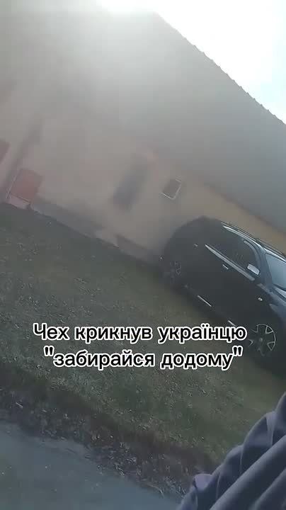 -Я военный. -А шо фронт уже в Чехии?