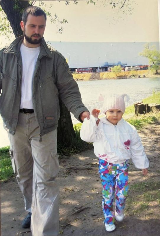 Захар Прилепин: ГАЙДУК. ОТЕЦ.. «Папа постоянно куда-то уходил на Новый год и возвращался уже после того, как уходил Дед Мороз. Папа почему-то никогда не успевал увидеть Деда Мороза, который приходил босиком, со смешной...