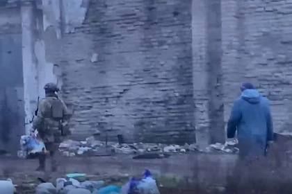 ВСУ прицельно бьют по гражданским: Российские военные помогли эвакуировать раненых мирных жителей из Красноармейска