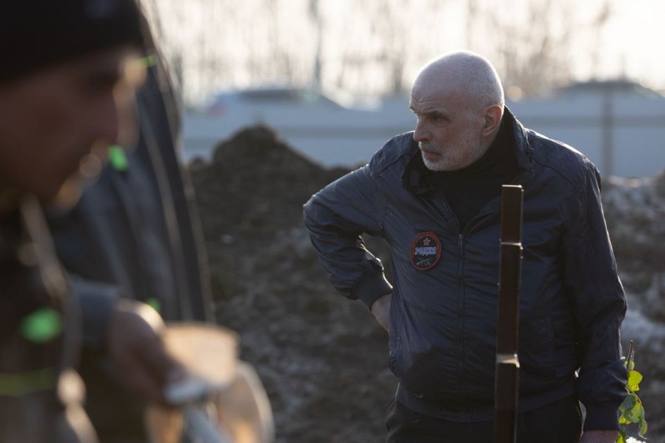 Виктор Петрович Николаев, отец Гайдука: