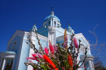 Освящение вербы в Свято-Николаевском храме Мариуполя собрало множество верующих - каждые 5-10 минут выстраиваются новые десятки прихожан
