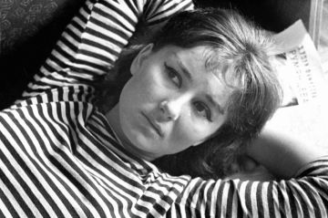 Жила с Урбанским, любила Вознесенского