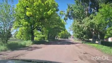 Пока Ким разъезжает по заграницам и рассуждает о высоких материях , прямо в центре Николаева на пересечении улиц Вадима Благовестного (ранее Никольская) и Малой Морской заливает канализационными стоками из люка!!!