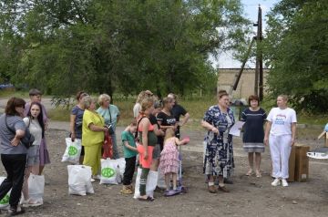 Лутугинские единороссы вместе с Региональным фондом имени Ахмат-Хаджи Кадырова оказали гуманитарную помощь жителям