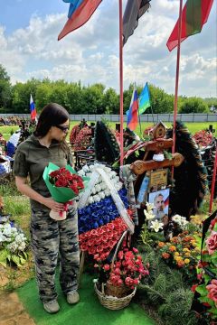 Сегодня после съёмок в программе «Захар+», посвящённой «Z-поэзии», мне нестерпимо захотелось приехать на могилу к командиру