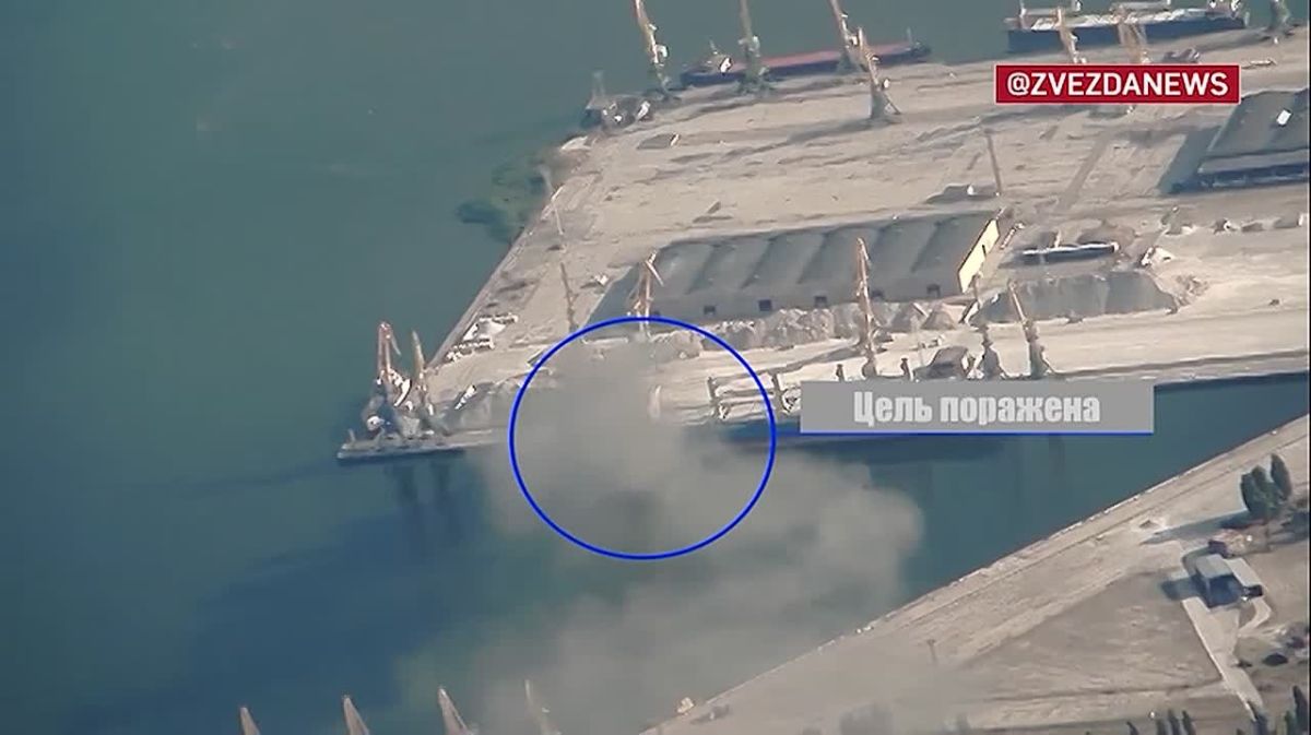 На кадрах — мощные удары по морским сухогрузам в порту Николаев
