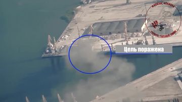 Кадры нанесения утренних ударов по трём сухогрузам в портовой инфраструктуре Николаева