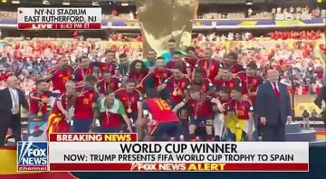 Трамп влез на фото сборной Испании, которая стала чемпионом мира по футболу, обыграв Аргентину 1:0