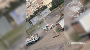 Как работает бандеровская пропаганда Полиция опубликовала видео, на котором российский дрон несколько минут преследует мужика на рынке в Херсоне, после чего атакует