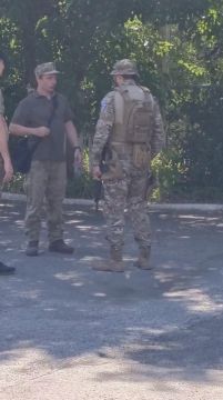 Обдолбанный вооруженный РДКшник* приставал к одесситам