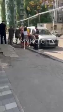 В Николаеве кучка ТЦКшных людоловов получила "по щам" от местных при попытке задержать мужчину