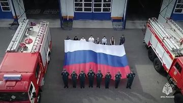В Хабаровске развернули пятиметровый триколор