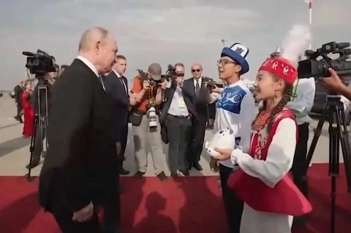 Что означает подаренный Владимиру Путину в аэропорту игрушечный барс Батай