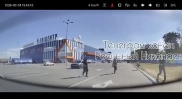 Момент прилета реактивной "Герани-4" по зданию ТЦ "Эпицентр" в Николаеве