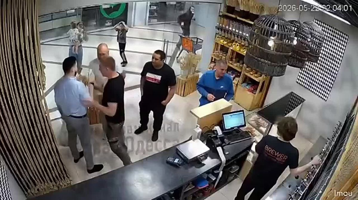 «Ты воевал?» — неадекват устроил разборки с посетителями магазина